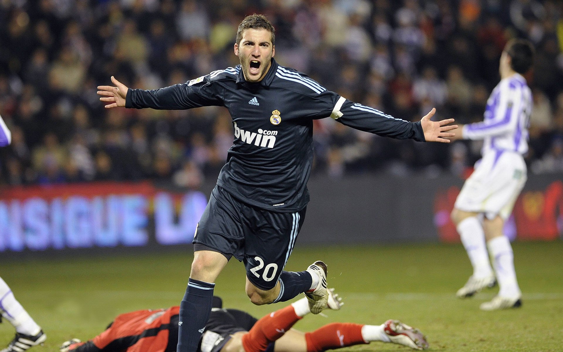 意甲焦点战之夜，戈麦斯用双脚书写绿茵诗篇